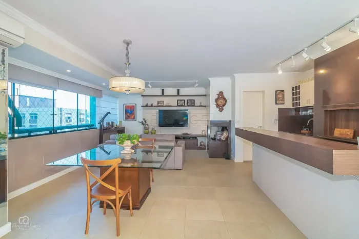 Duplex reformada para venda possui 230 m2 com 3 quartos em Rio Branco- Porto Alegre - RS