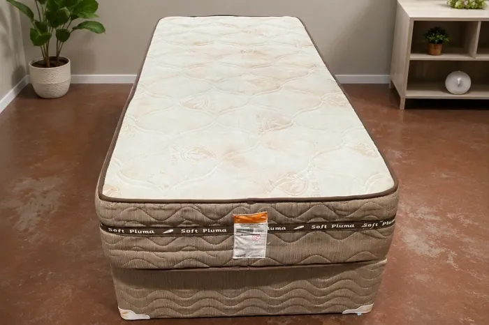 Cama Box Solteiro com duas peças, base e colchão, acompanha os pés também .