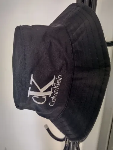 Gorro com símbolo da Calvin Klein