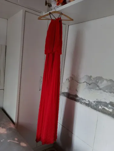 vendo vestido usado uma única vez vermelho tamanho M no valor de 450,00