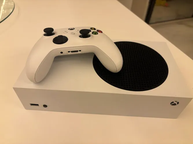 Xbox Séries S + Controle Branco . Forma de pagamento Pix ou Cartão fora do OLX