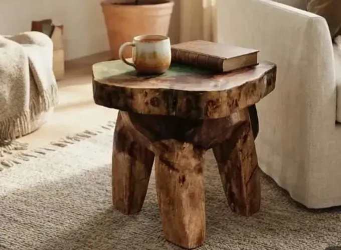 Mesa de centro madeira maciça.