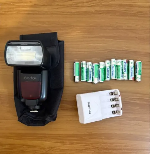 Flash Godox TTL 685 II Canon + Radio Flash Godox X3 + 3 kits Pilhas + Carregador