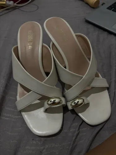 Tamanco Gabriela Salto Médio Detalhe Bold (Off White)