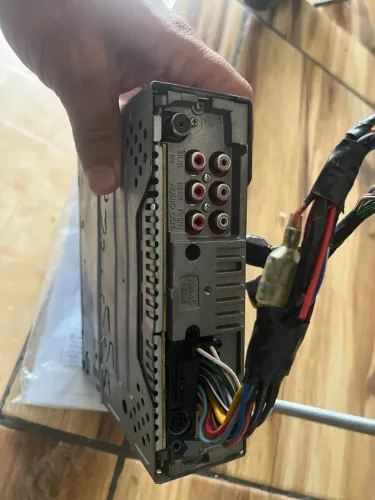 rádio automotivo com leitor de CD Sony, modelo CDX-R5617X.  S/frente