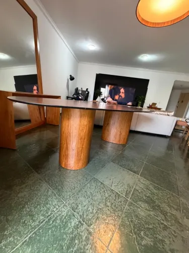 Mesa de Jantar organic lâmina castanho com 8 cadeiras + Aparador Madeira lâmina