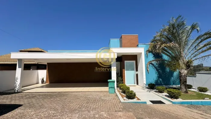 Casa de Alto Padrão à Venda no Condomínio Lago Dourado