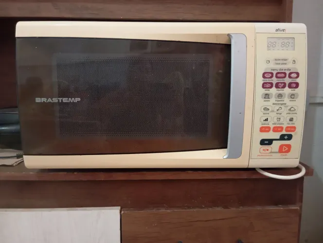 Vende-se geladeira duplex frossfre e microondas Brastemp em perfeito estado pra usar