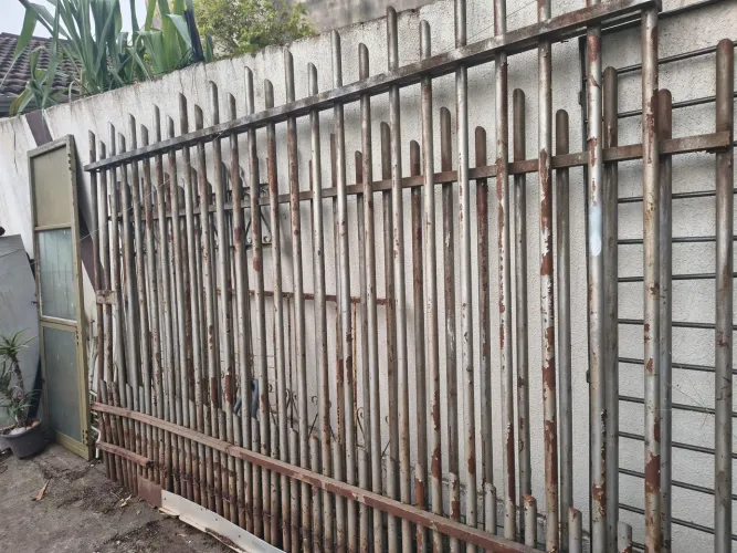 Portão de correr ,e grade em bom estadi