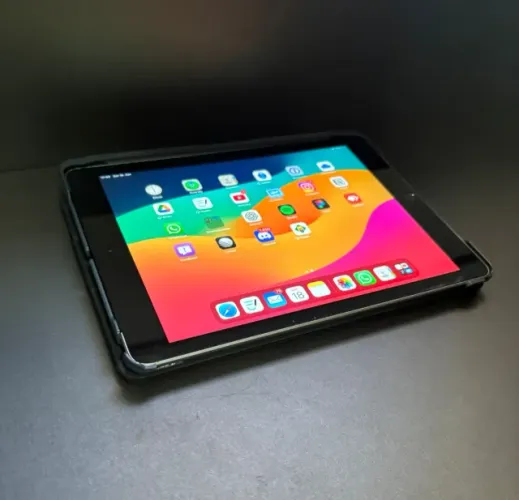 iPad (6ª geração) com Teclado Bluetooth Logitech