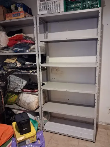 Prateleiras de aço para comercio.