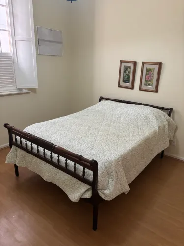 Cama antiga em madeira maciça