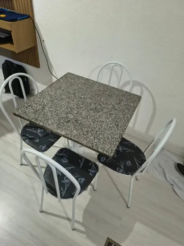 Mesa quadrada de granito 