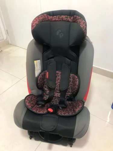 Cadeira para carro - *Fisher-Price* All-Stages Fix preta e cinza com detalhes em vermelho