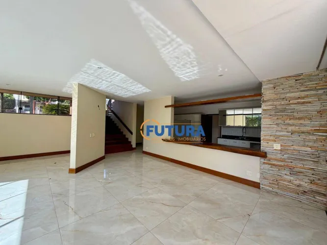 Casa com 3 Suites Reformada no Cond. Ville de Montagner