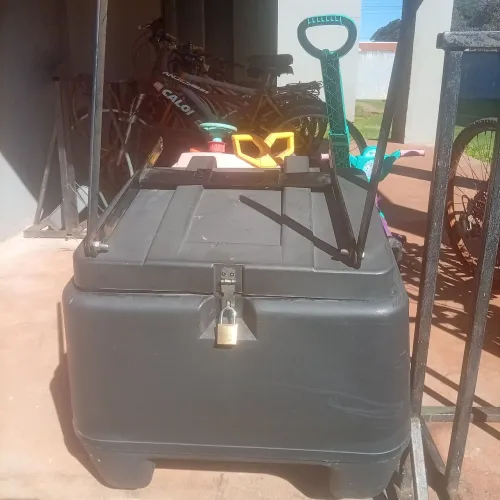 Caixa 80 L com suporte