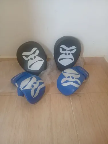 Manopla de boxe e luva