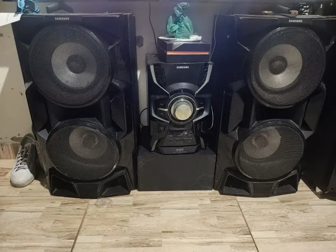 Duas caixas de som potente da Samsung