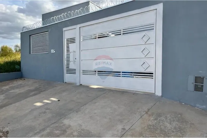 Casa para Alugar com 03 dormitórios sendo 01 suíte.