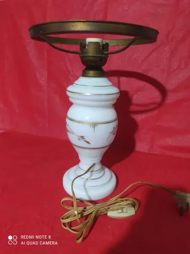 Antigo abajur luminária em opalina metal com desenhos em dourado anos 60