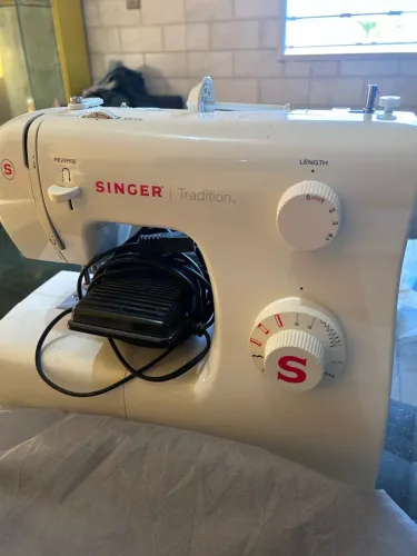 Máquina de Costura Singer Tradition - Com Pedal e Capa