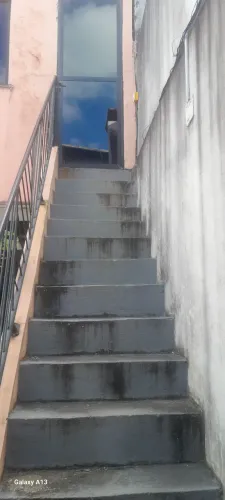 Alugo casa no primeiro andar sala cozinha área de serviço 2 quartos banheiro e área extern