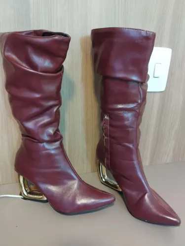 Bota Feminina Cano Longo rústica cor marsala Salto Estilizado Cromado Luxo