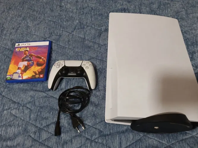 PS5, com um controle, cabos e um jogo NBA 2K 23.Está quase novo, muito bem cuidado!