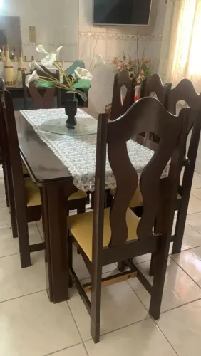FAMÍLIA VENDE TUDO - Mesa em madeira 1,60 x 0,90 com 8 cadeiras