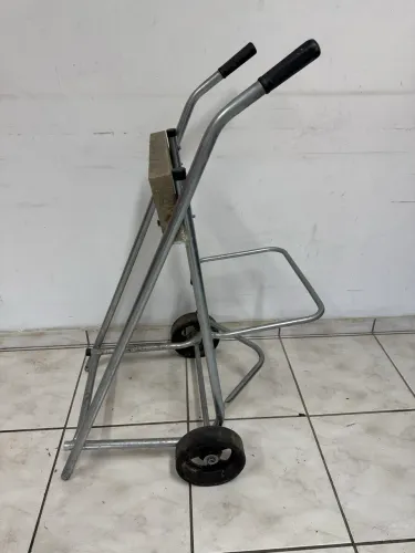 Carrinho para motor de popa 15-30hp, em bom estado 