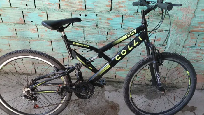 Bicicleta em excelente estado, pouco tempo de uso, colli aro 26, retirada a combinar.