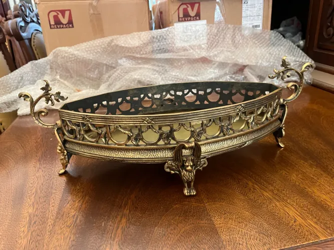 Fruteira/Cesta para flores oval em bronze  com desenhos lindíssima 