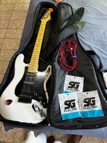 Guitarra Strinberg STS-100 Branca + Capa + Correia + Cabo + 3 Jogos de Cordas