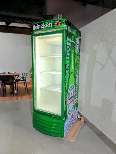 Cervejeira 2.550 gela muito funcionando perfeitamente lâmpada de led 