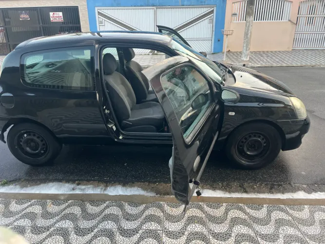 Renault Clio Hi-flex 1.0 16V 3P 2011