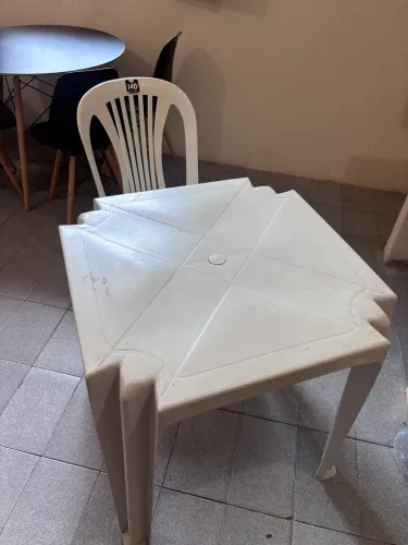 Mesa e cadeira de plástico
