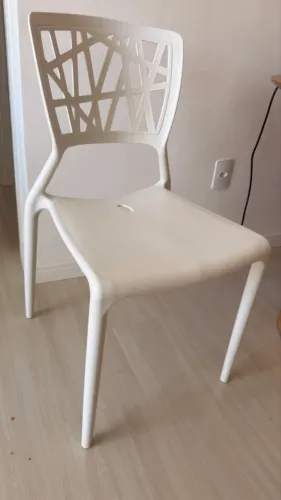 Cadeira branca(linda e moderna)