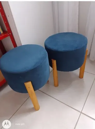 Conjunto com 2 Puffs Redondos em Suede Azul-Marinho - Pés de Madeira