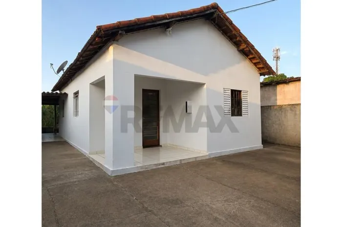 Casa com 2 quartos, banheiro social em ótima localização.