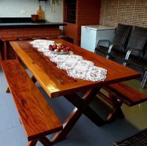Mesa de peroba Rosa com 2 bancos
