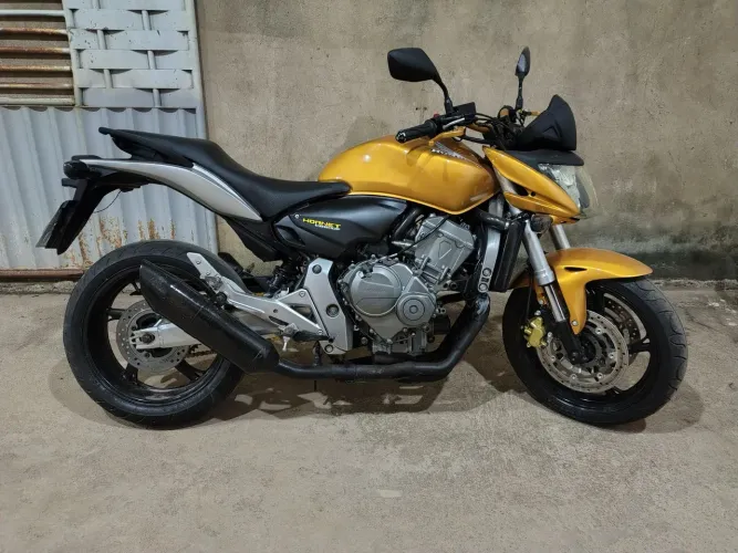 Vendo uma moto cb 600 Ronet com 70 km rodada.l