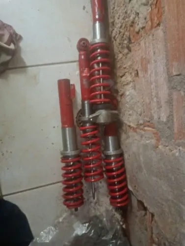 Suspenção vermelha esportiva Golf, polo e Jetta 