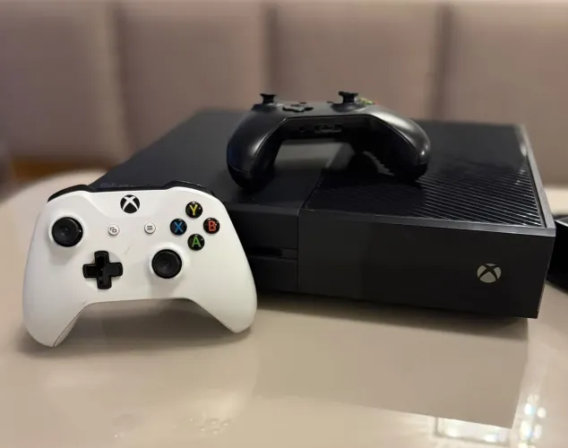 Xbox One 500 GB preto c/ 2 controles