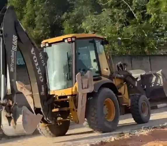 Retroescavadeira Volvo 
