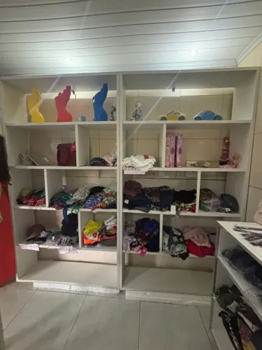 Vendo todo material para montagem de loja armários manequins araras roupas feminina 