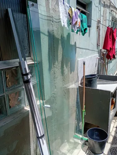 Vendo-se um box pra banheiro,medindo 1,40cm.valor 450 reais.