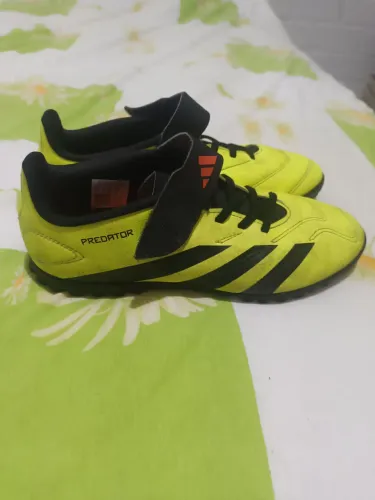 Chuteira Adidas 35