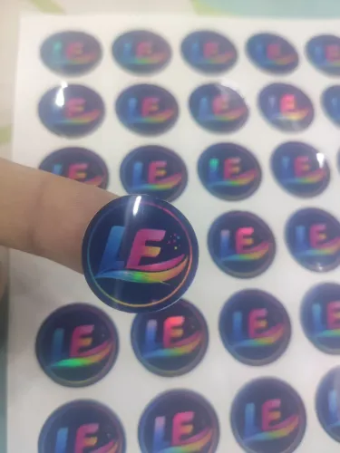 Adesivos holográficos personalizados e tags