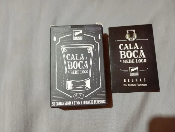 Jogo de cartas "cala a boca e bebe logo"