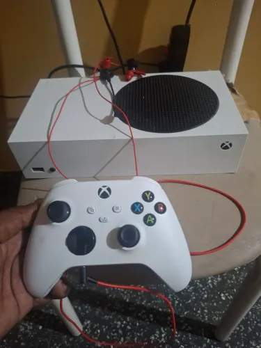 Xbox series s cm fone e bateria recarregável. TROCO POR IPHONE 13 PRO OU NORMAL